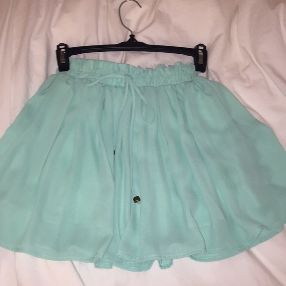 Green GUESS chiffon skirt - Picture 2 of 3
